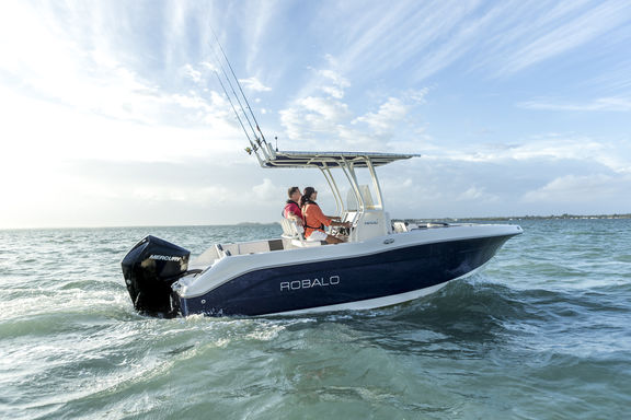 200hp FS Robalo Saltwater 2017 Lifestyle 15