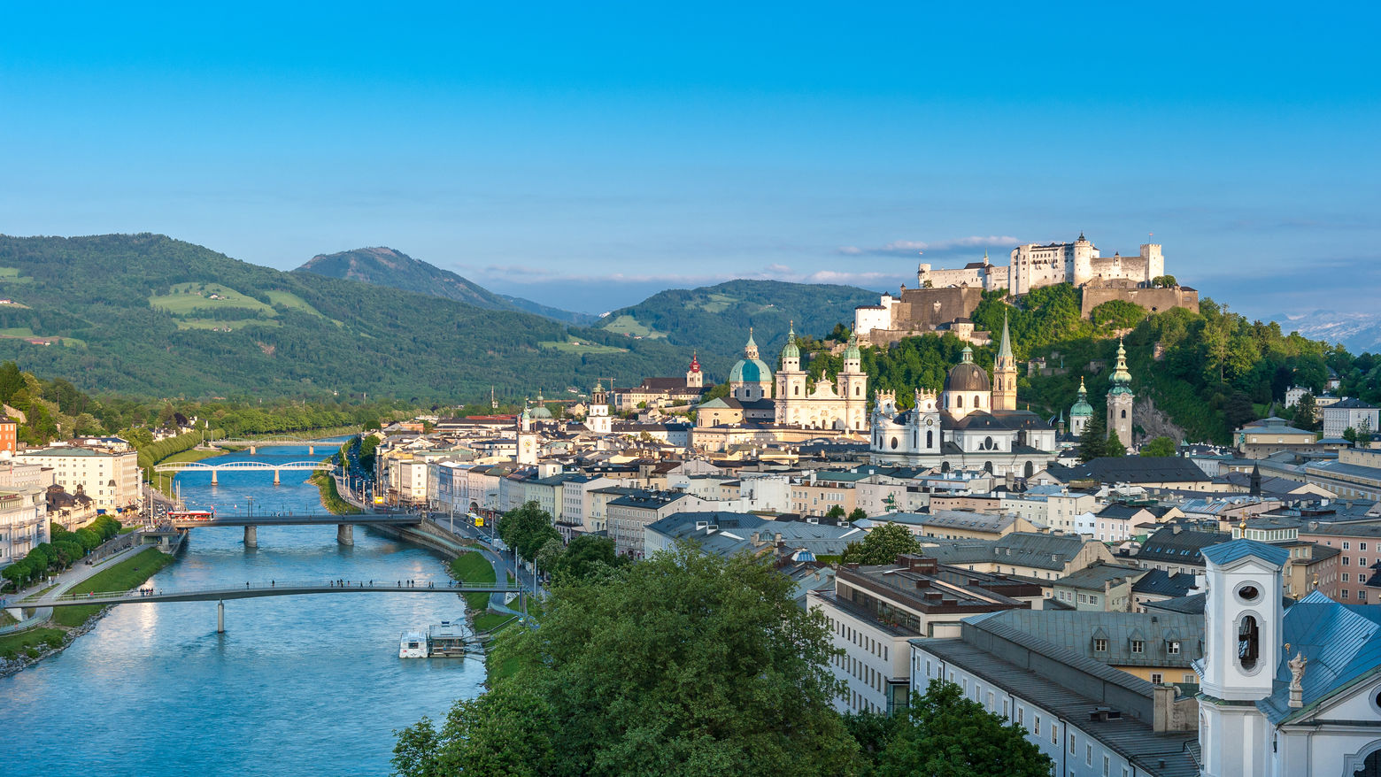 Sehenswürdigkeiten Salzburg, Blick vom Mönchsberg auf die Festung Hohensalzburg und auf die Salzburger Altstadt mit Salzach